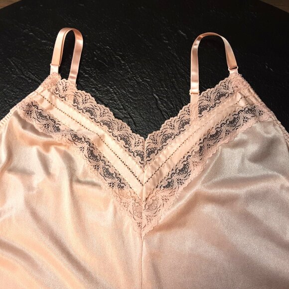 Vintage Bari Peach Nylon Camisole 1960s–70s Union Made Lingerie Top Lace Trim M - Picture 2 of 6
